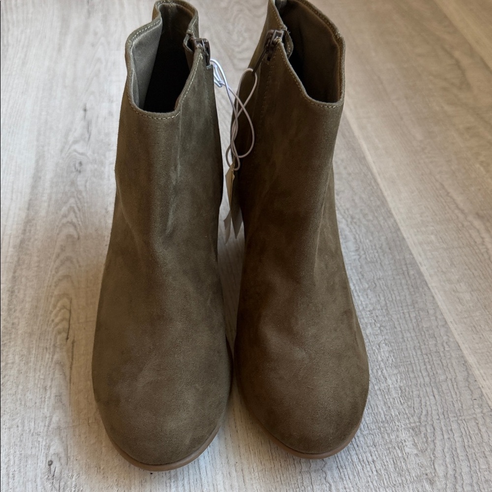 Old Navy Women’s Ankle Booties Olive Green Block Heel Size 10 New With Tag